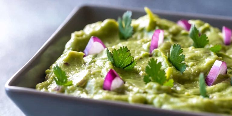 Guacamole in the bowl
