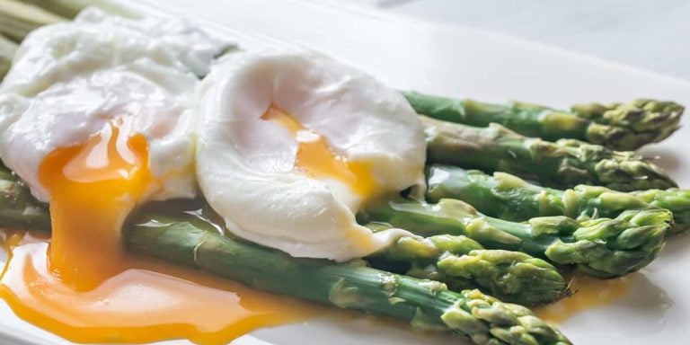 Steamed asparagus with poached eggs