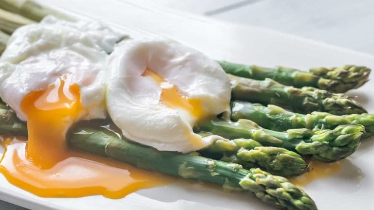 Steamed asparagus with poached eggs